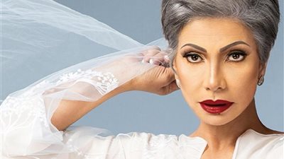 سوسن بدر تُهاجم متابعة بسبب منى زكي: «هو ده التدين؟»