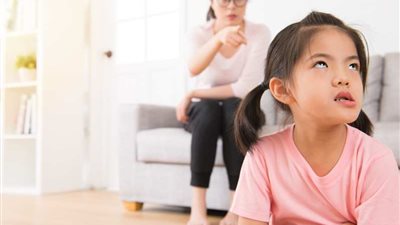 أم لأول مرة.. كيف يمكنكِ الحفاظ على هدوء أطفالك أمام الضيوف؟ 