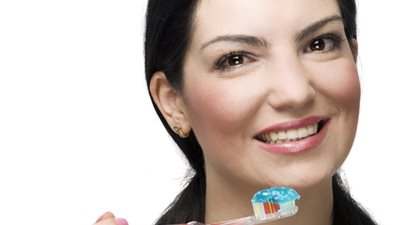 لو مصابة بفيروس كورونا.. هل تحتاجين لتغيير فرشاة الأسنان بعد التعافي؟