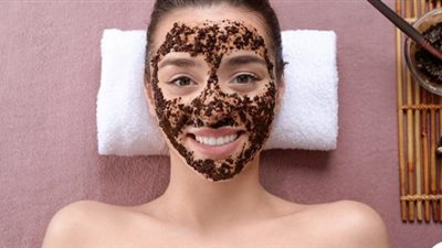 للبنات.. دللي بشرتك بأشكال مختلفة من ماسك القهوة في الشتاء