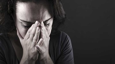 كيف تتخطين أزمة وفاة الزوج وتستكملين حياتك؟