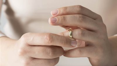 صرخة عروس: زوجي تحول من مهندس معماري إلى مبيض محارة