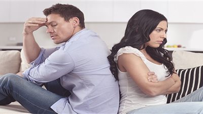 خبيرة أسرية تكشف السر وراء فهم الرجل كلام زوجته بسوء نية 