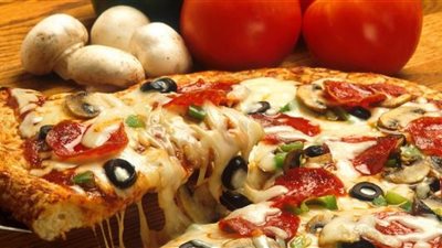 «أحسن من المحلات».. مقادير وطريقة عمل بيتزا الخضار في المنزل