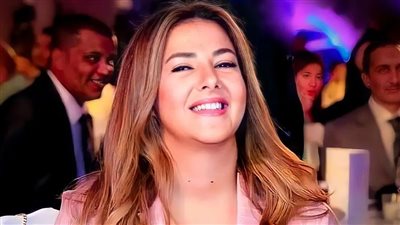 شاهدي رد فعل دنيا سمير غانم بعد تدريس «بلادي اسلمي» لرابعة ابتدائي| فيديو