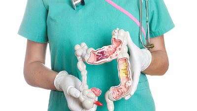 تحذير مبكر.. طبيبة بريطانية توضح العلامات الخفية لسرطان الأمعاء