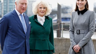 ثلاثية ملكية.. كيت ميدلتون برفقة حماها الأمير تشارلز وزوجته كاميلا| صور