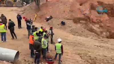 بث مباشر لعمليات إنقاذ الطفل ريان بعد انهيار الصخور في البئر| فيديو