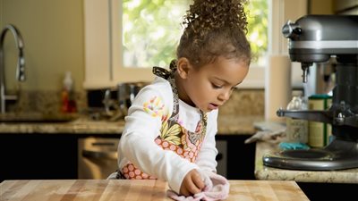 «طمنيه».. 8 خطوات تدفع طفلك لمساعدتك في أعمال المنزل