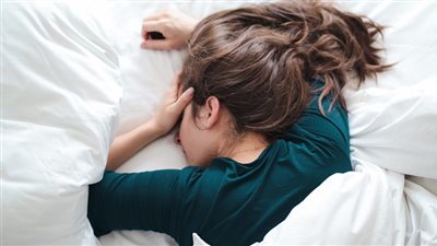 دراسة تكشف أفضل وضعية نوم لخفض خطر الإصابة بالزهايمر