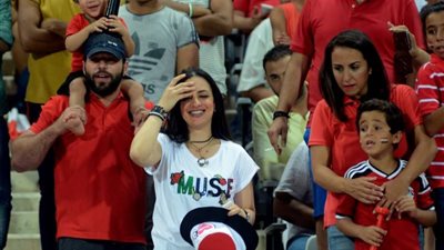 ظهور نسائي لافت في مدرجات أمم أفريقيا الكاميرون 2021| صور