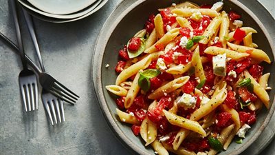 «عمرك سمعتي عن الفيتا باستا؟».. طريقة عمل المكرونة بالجبن والطماطم