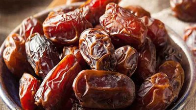 «رجل صالح».. تفسير رؤية التمر في المنام للعزباء والمتزوجة والمطلقة