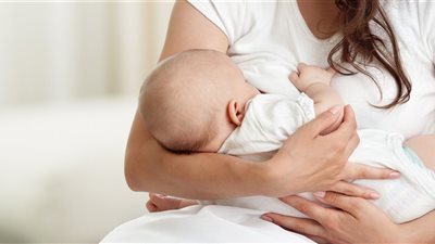 «تشققات واحتقان».. لماذا تكون الرضاعة الطبيعية مؤلمة للأم.. وكيف تتجنبين مشاكلها؟