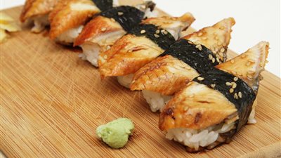 زي المحلات.. تعلمي طريقة عمل السوشي في البيت 