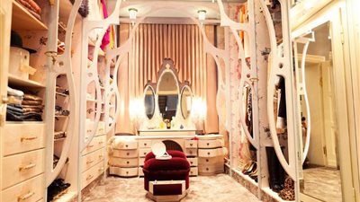 لو بيتك كبير.. تصاميم أنيقة لغرفة ملابسك