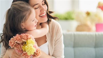 للأمهات في عيد الحب.. إزاي أعلم ولادي يعني إيه حب؟