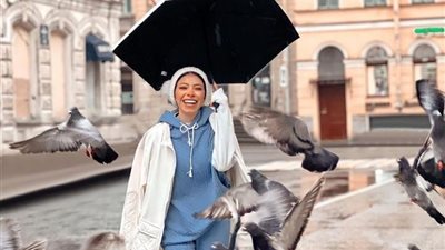 «خليكي روشة».. أفضل طرق ارتداء السويت شيرت في شتاء 2022| صور