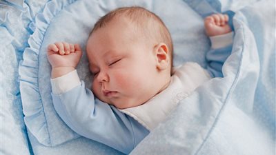 طبيب متخصص يُحدد قائمة بأهم الفيتامينات والمعادن الضرورية للطفل حسب عمره