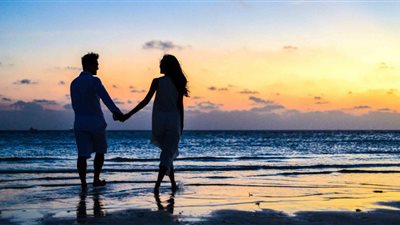 القلب ولا العين.. متخصصون يكشفون دور الحواس في الوقوع بالحب