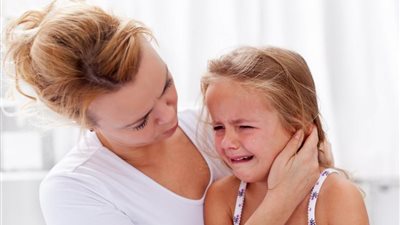 صراخ وبكاء منتصف الليل.. أسباب وطرق التعامل مع الفزع الليلي عند الأطفال