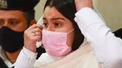 وصول حنين حسام لحضور جلسة إعادة محاكمتها