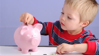 كيف تعلمين طفلك قيمة المال وأهميته؟.. أخصائية تربية تضع قائمة بالممنوعات