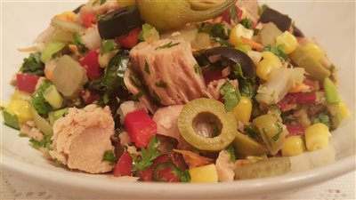 طريقة عمل سلطة التونة بالكزبرة.. سهلة ولذيذة وصحية