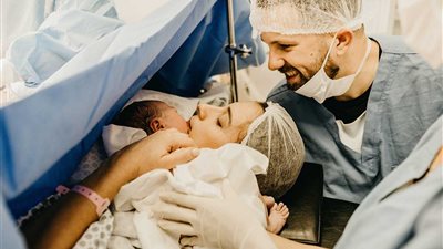 لماذا تفضل النساء الولادة القيصرية؟.. طبيب: الطبيعية الأفضل