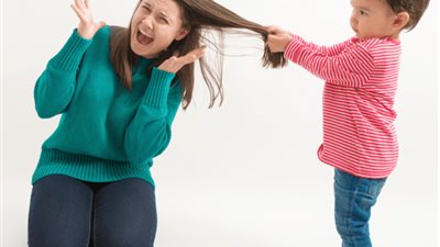 أعمل إيه لما ابني يضربني؟.. خطوات تساعد على تقويم السلوك والتحكم في الغضب