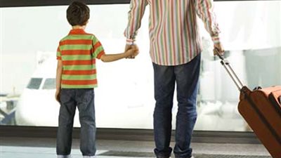 جحود أم وتضحية أب والمحكمة تنصفه وترد له ابنه.. تفاصيل مأساوية