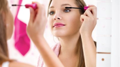 للمرأة العاملة.. المكياج المناسب صباحًا وفوائد «خافي العيوب»