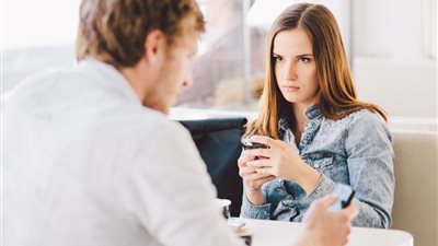 في 3 خطوات فقط.. كيف تتعامل مع حبيبتك إذا تجاهلتك؟