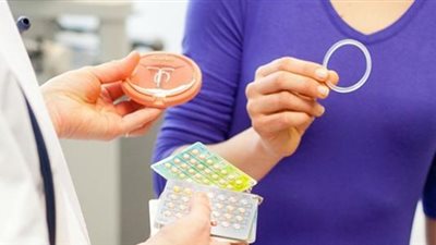 بعد تصريحات السيسي.. طبيب نساء يُحدد أفضل وسائل منع الحمل في بداية الزواج