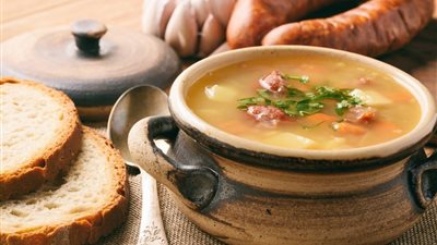 مقادير وطريقة تحضير شوربة العدس بالسجق.. «وجبة شهية ليوم الجمعة»