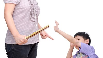 طبيب نفسي يكشف المخاطر النفسية لضرب الأطفال   