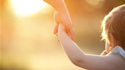 الأحق بحضانة الطفل بعد وفاة أمه وحُكم زواج الحاضنة.. «الإفتاء» تُجيب