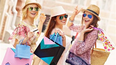 «شياكة الصيف» وكالة البلح تواكب الموضة العالمية والأسعار على قد الإيد