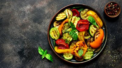 مقادير وطريقة عمل سلطة الخضار المشوي في المنزل.. «صحية ومفيدة»