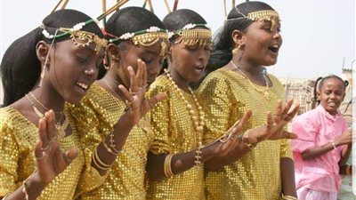 قبل الزفاف العروس تظل مستلقية على سجادة طوال النهار.. طقوس الزواج لدى «قومية العفر».. صور
