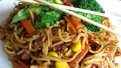 جربتي النودلز بالخضروات الصينية؟.. «أكلة جديدة ليوم الجمعة»