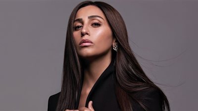 شاهد إطلالة غريبة لـ دينا الشربيني على بوستر «المشوار»