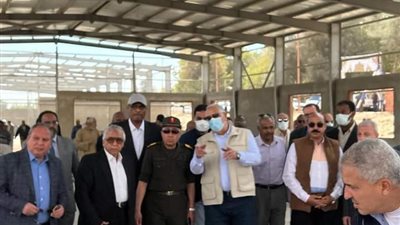 وزير الزراعة ومحافظ أسوان يتفقدان أول محطة لإنتاج شتلات قصب السكر بكوم أمبو