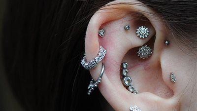 تفسير رؤية الحلق في المنام ودلالة حلم لبس الذهب أو الفضة