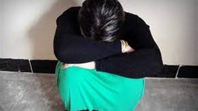 امرأة بدرجة «نصابة».. خدعت ضحاياها بحلم السفر واستولت على أموالهم