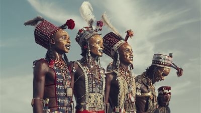 «يتزين الرجال لإثارة إعجاب النساء».. طقوس زواج قبيلة الودابي في نيجيريا