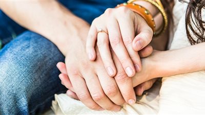 استشاري صحة نفسية للزوجة: «حاجات لو عملتيها هتكسبي قلب جوزك ومش هيبص لغيرك»