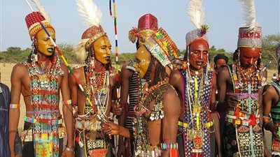 «يتزين الرجال لإثارة إعجاب النساء».. طقوس زواج قبيلة الودابي في نيجيريا| فيديو جراف