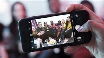 ضبط صاحب مكتب يستقطب الفتيات ويصورهن عبر تطبيق على الإنترنت