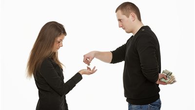 «عنده شنط فلوس ويجبرني أصرف على البيت».. زوجة تصرخ أمام المحكمة